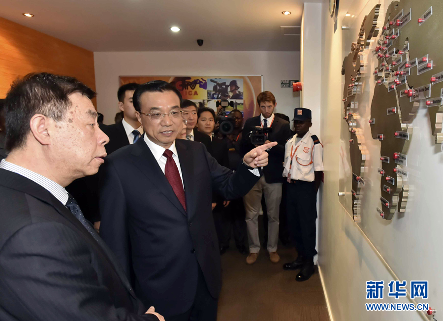 5月11日，中國國務(wù)院總理李克強(qiáng)在肯尼亞首都內(nèi)羅畢看望并慰問中央電視臺(tái)非洲分臺(tái)員工。 新華社記者 李濤 攝 