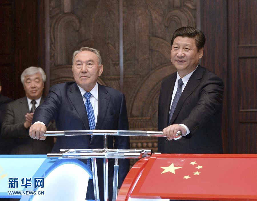 5月19日，國家主席習近平在上海同哈薩克斯坦總統(tǒng)納扎爾巴耶夫舉行會談。這是會談后，兩國元首共同出席中哈連云港物流場站項目遠程投產儀式。新華社記者 馬占成 攝 