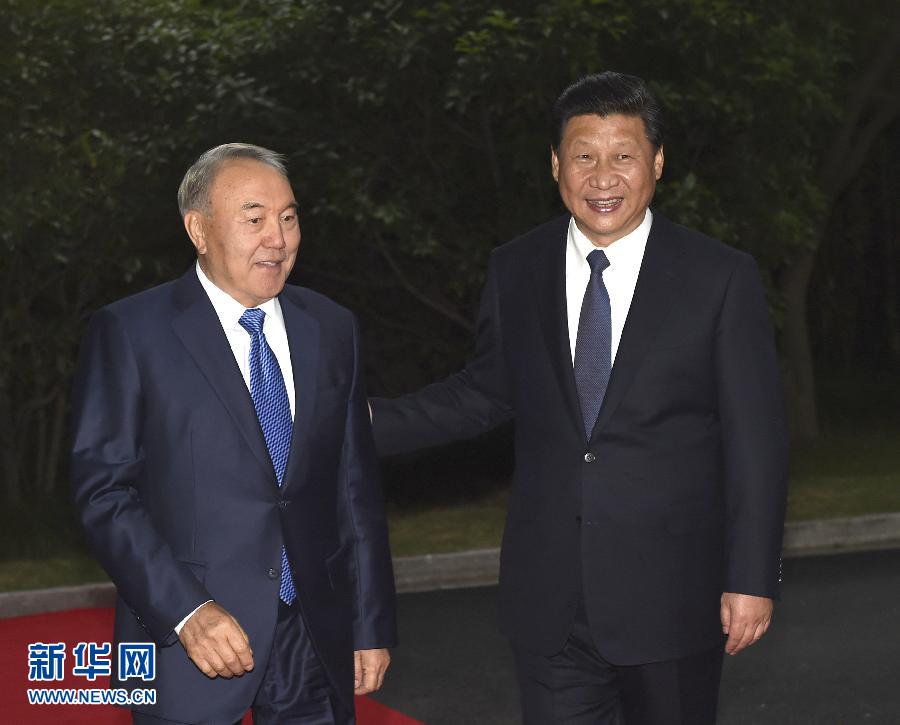  5月19日，中國國家主席習近平在上海同哈薩克斯坦總統(tǒng)納扎爾巴耶夫舉行會談。這是會談前，習近平在上海西郊會議中心廣場為納扎爾巴耶夫舉行歡迎儀式。新華社記者 馬占成 攝 