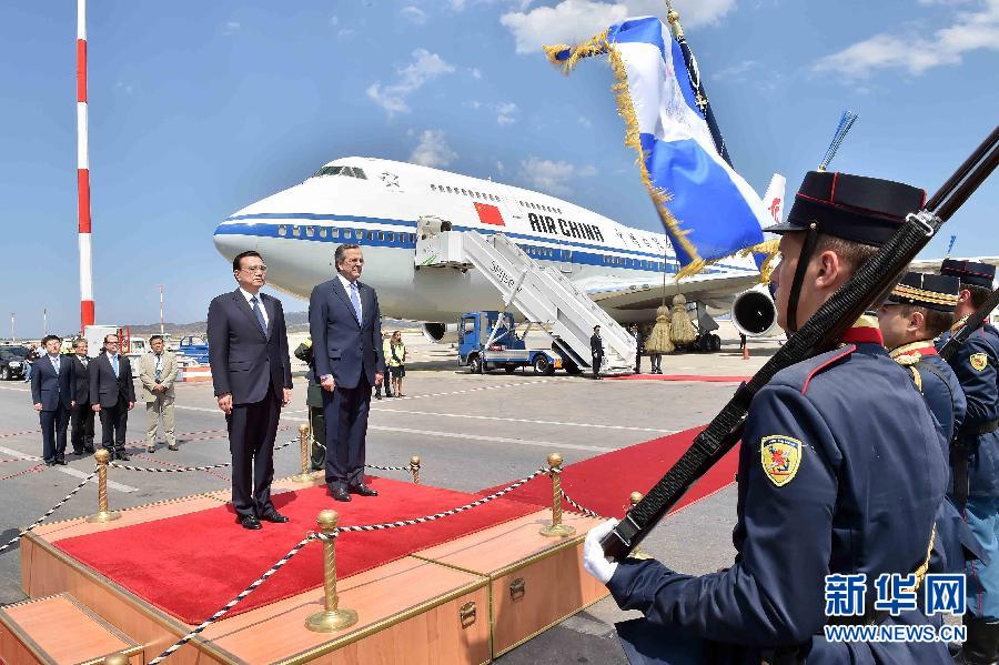 6月19日，國務院總理李克強乘專機抵達雅典國際機場，開始對希臘進行正式訪問。希臘總理薩馬拉斯在機場為李克強舉行隆重的歡迎儀式。新華社記者 李濤 攝