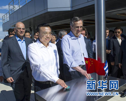 這是李克強(qiáng)與薩馬拉斯共同發(fā)出指令，一列滿載中國(guó)貨物的列車緩緩駛出比雷埃夫斯港，開往中東歐目的地。新華社記者 王曄 攝