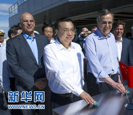 這是李克強(qiáng)與薩馬拉斯共同發(fā)出指令，一列滿載中國(guó)貨物的列車緩緩駛出比雷埃夫斯港，開往中東歐目的地。新華社記者 王曄 攝