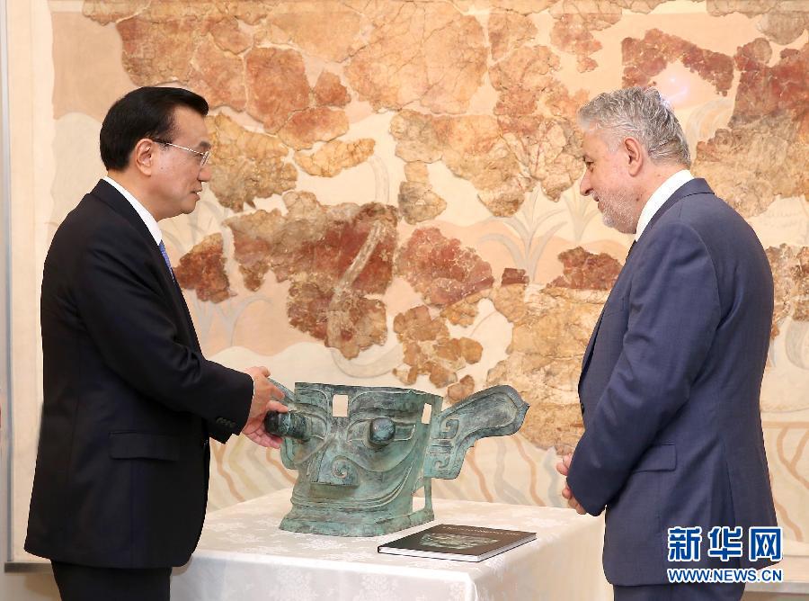 6月21日，國務院總理李克強與希臘總理薩馬拉斯共同出席希臘伊拉克利翁博物館新館開館儀式并發表講話。這是李克強向伊拉克利翁博物館贈送三星堆出土文物復制品。新華社記者 龐興雷 攝 