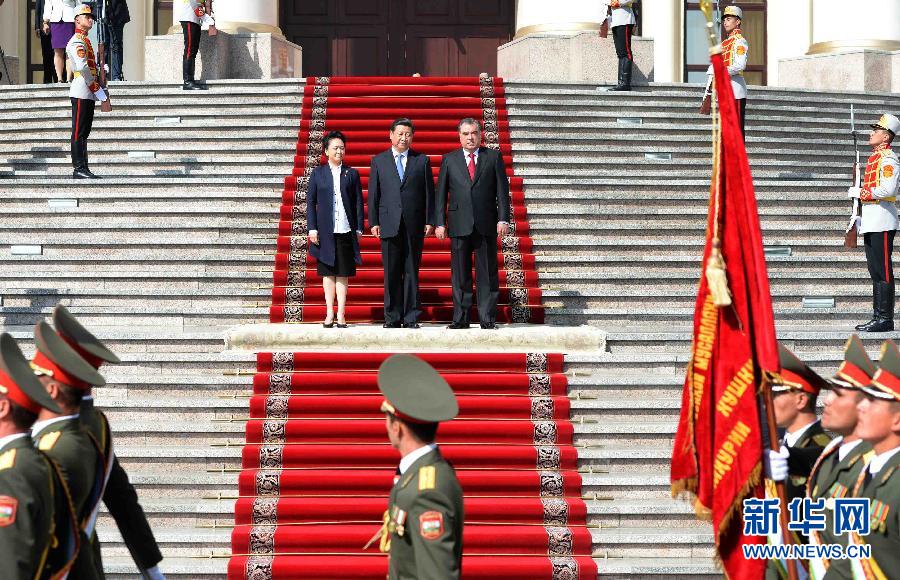 9月13日，國(guó)家主席習(xí)近平在杜尚別同塔吉克斯坦總統(tǒng)拉赫蒙舉行會(huì)談。會(huì)談前，拉赫蒙在民族宮前廣場(chǎng)為習(xí)近平舉行隆重的歡迎儀式。新華社記者馬占成攝 