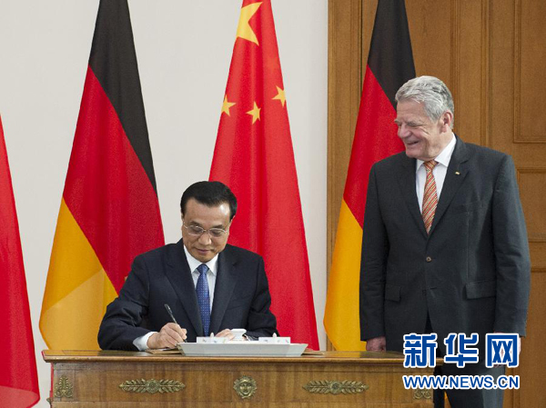 10月10日，國務院總理李克強在柏林會見德國總統高克。這是李克強總理在高克總統的陪同下在貴賓簿上簽字。 新華社記者 王曄 攝 