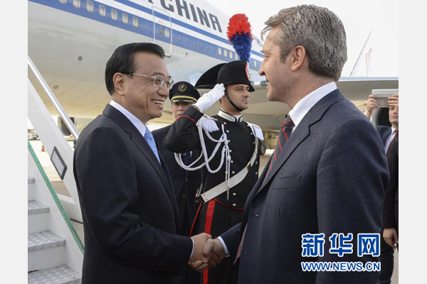10月14日，國務院總理李克強乘專機抵達羅馬，開始對意大利進行正式訪問，意大利政府高級官員到機場迎接。 新華社記者李學仁攝