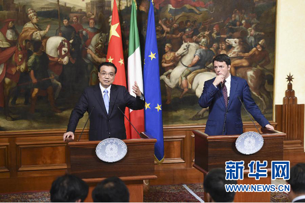 10月14日，國務(wù)院總理李克強在羅馬與意大利總理倫齊舉行會談后共同會見記者。 新華社記者 李學(xué)仁 攝
