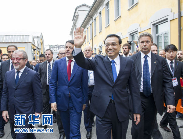 10月16日，中國國務(wù)院總理李克強在米蘭與意大利總理倫齊共同出席第五屆中意創(chuàng)新合作周大會并致辭。這是李克強抵達位于米蘭理工大學(xué)的會場。新華社記者王曄攝
