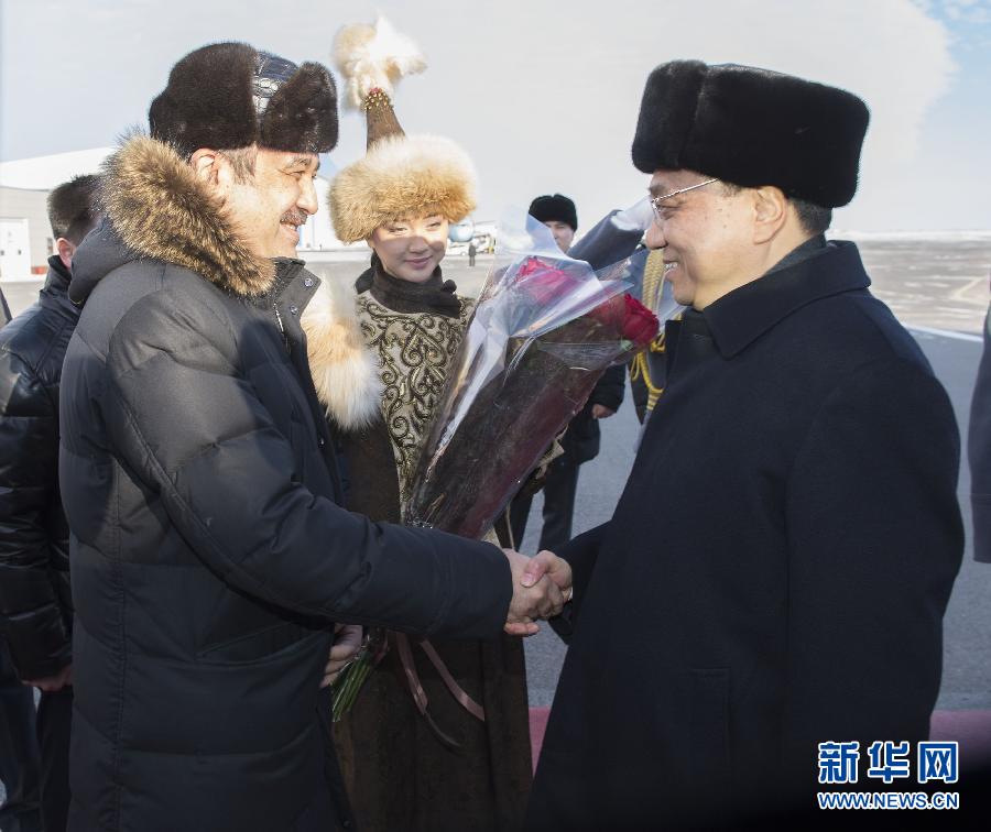 12月14日，應哈薩克斯坦共和國總理馬西莫夫邀請，國務院總理李克強乘專機抵達阿斯塔納國際機場，開始對哈薩克斯坦進行正式訪問，舉行中哈總理第二次定期會晤，并出席上海合作組織成員國政府首腦理事會第十三次會議。這是馬西莫夫到機場迎接李克強。新華社記者 黃敬文 攝