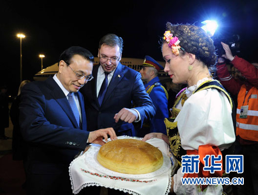 12月15日，國務院總理李克強抵達貝爾格萊德，出席中國－中東歐國家領導人會晤并正式訪問塞爾維亞，塞爾維亞總理武契奇到機場迎接。新華社記者 饒愛民 攝