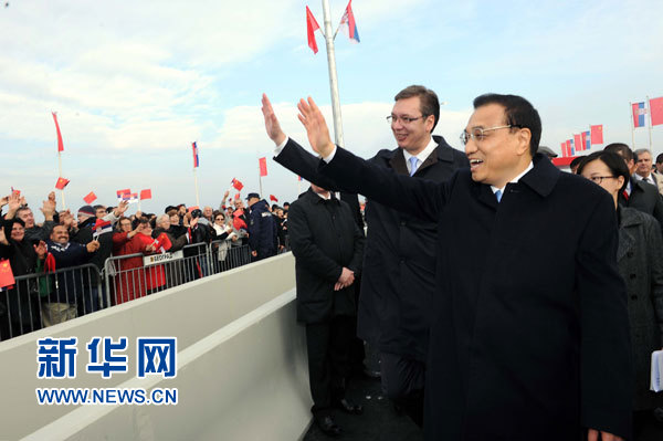 12月18日，中國國務院總理李克強在貝爾格萊德同塞爾維亞總理武契奇共同出席貝爾格萊德跨多瑙河大橋竣工儀式。這是李克強與武契奇在儀式現場向塞爾維亞群眾揮手致意。新華社記者 饒愛民 攝