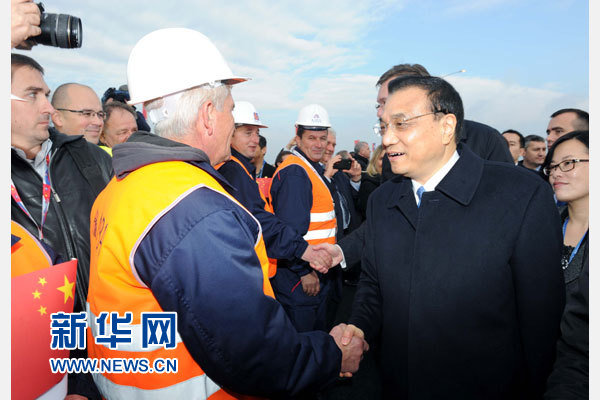 12月18日，中國國務院總理李克強在貝爾格萊德同塞爾維亞總理武契奇共同出席貝爾格萊德跨多瑙河大橋竣工儀式。這是李克強同大橋建設者親切交流。新華社記者 饒愛民 攝