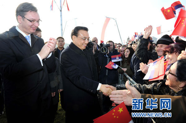 12月18日，中國國務院總理李克強在貝爾格萊德同塞爾維亞總理武契奇共同出席貝爾格萊德跨多瑙河大橋竣工儀式。這是李克強在儀式現場同塞爾維亞群眾親切握手。新華社記者 饒愛民 攝