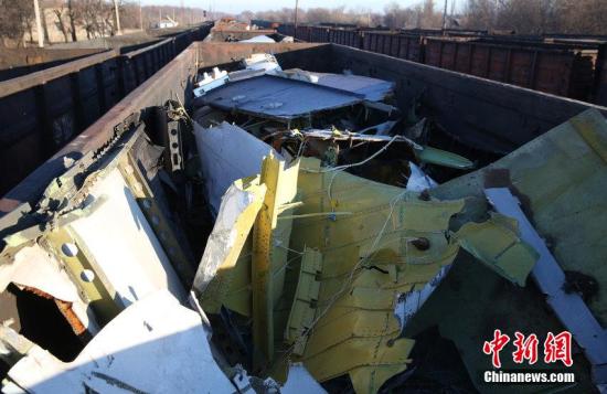 資料圖：烏克蘭頓涅茨克，MH17墜毀客機(jī)的殘骸裝上火車。圖片來(lái)源：CFP視覺(jué)中國(guó)