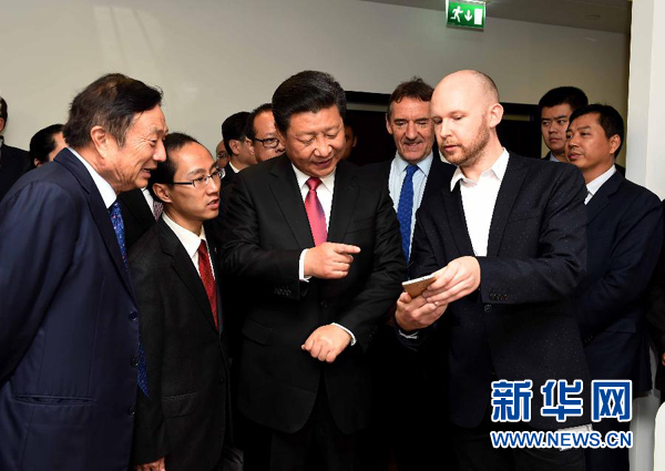 10月21日，國家主席習近平在倫敦參觀華為英國公司。 新華社記者 饒愛民 攝
