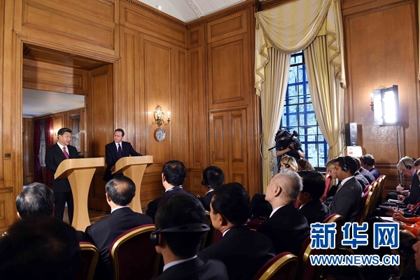 10月21日，國家主席習(xí)近平在倫敦唐寧街首相府同英國首相卡梅倫舉行會談。這是會談結(jié)束后，習(xí)近平和卡梅倫共同會見記者。 新華社記者 饒愛民 攝 