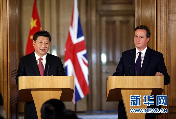 10月21日，國家主席習(xí)近平在倫敦唐寧街首相府同英國首相卡梅倫舉行會談。這是會談結(jié)束后，習(xí)近平和卡梅倫共同會見記者。 新華社記者 鞠鵬 攝 