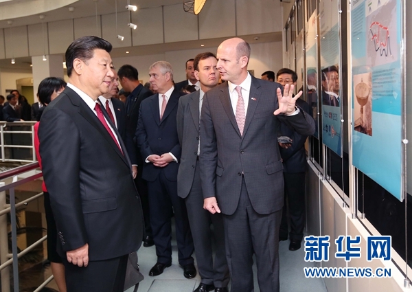 10月22日，國家主席習(xí)近平在倫敦參觀國際移動衛(wèi)星公司。新華社記者 姚大偉 攝 