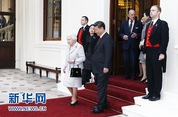 10月22日，國家主席習近平和夫人彭麗媛離開白金漢宮。離開前，英國女王伊麗莎白二世和丈夫菲利普親王專門前來同習近平夫婦親切話別。新華社記者 鞠鵬 攝