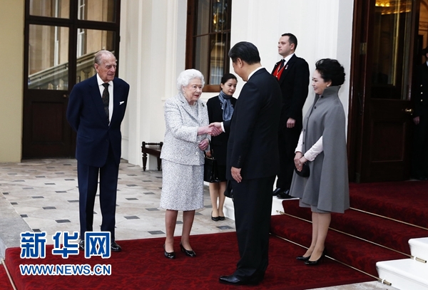 10月22日，國家主席習近平和夫人彭麗媛離開白金漢宮。離開前，英國女王伊麗莎白二世和丈夫菲利普親王專門前來同習近平夫婦親切話別。新華社記者 鞠鵬 攝