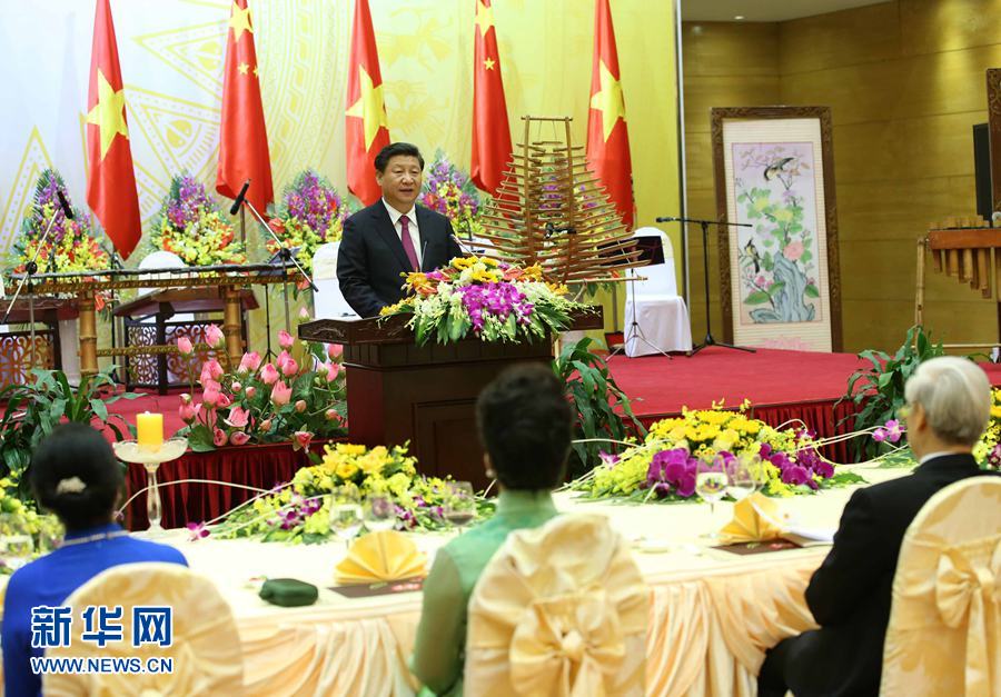 11月5日，中共中央總書記、國家主席習近平和夫人彭麗媛出席越共中央總書記阮富仲和越南國家主席張晉創在河內國際會議中心舉行的盛大歡迎晚宴。新華社記者 龐興雷 攝 