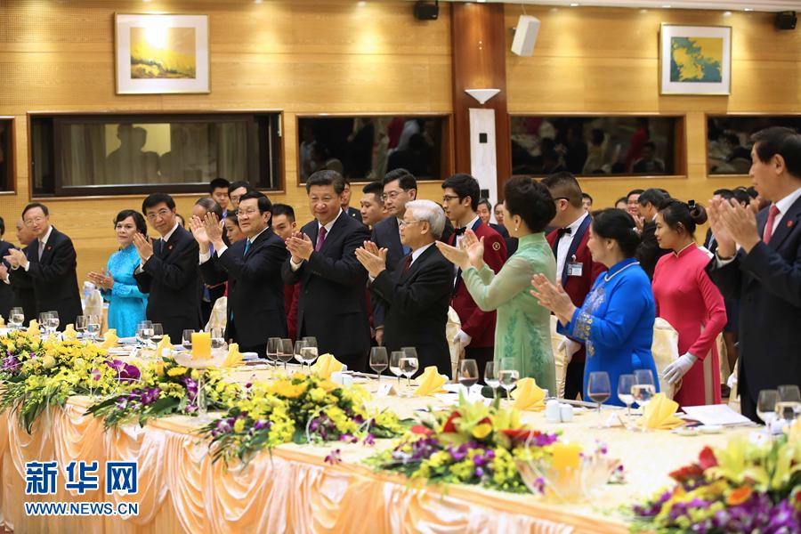 11月5日，中共中央總書記、國家主席習近平和夫人彭麗媛出席越共中央總書記阮富仲和越南國家主席張晉創在河內國際會議中心舉行的盛大歡迎晚宴。新華社記者 龐興雷 攝 