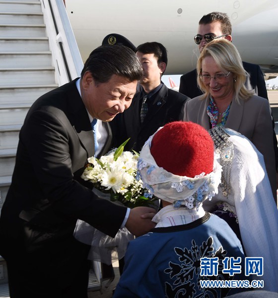 11月14日，國家主席習(xí)近平抵達(dá)土耳其安塔利亞，應(yīng)土耳其共和國總統(tǒng)埃爾多安邀請(qǐng)，出席二十國集團(tuán)領(lǐng)導(dǎo)人第十次峰會(huì)。這是土耳其兒童向習(xí)近平主席獻(xiàn)花。新華社記者 饒愛民 攝 
