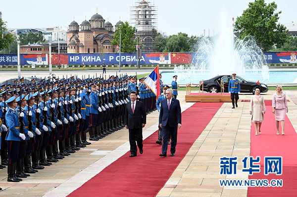 6月18日，國家主席習(xí)近平出席塞爾維亞總統(tǒng)尼科利奇在貝爾格萊德舉行的隆重歡迎儀式。 新華社記者饒愛民攝