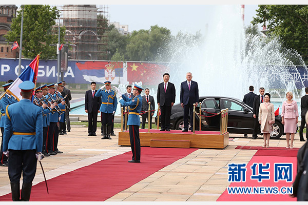  6月18日，國家主席習(xí)近平出席塞爾維亞總統(tǒng)尼科利奇在貝爾格萊德舉行的隆重歡迎儀式。 新華社記者馬占成攝