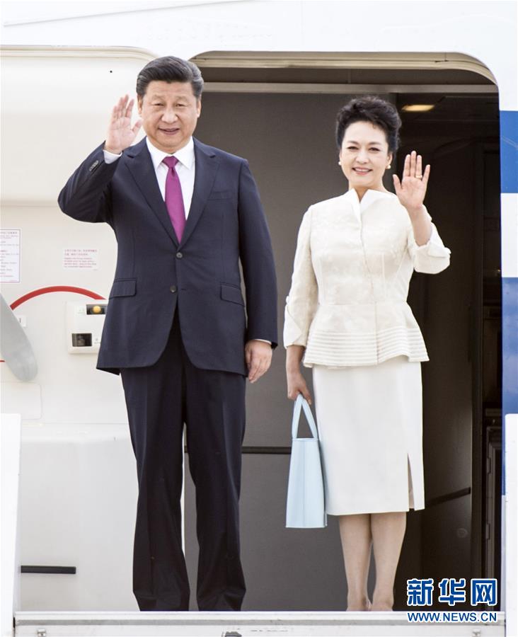 6月19日，國家主席習近平抵達華沙，開始對波蘭共和國進行國事訪問。這是習近平和夫人彭麗媛步出艙門。 新華社記者 謝環馳 攝 