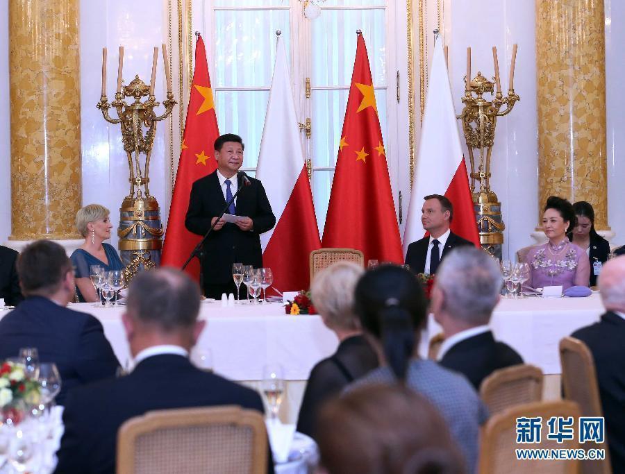 6月20日，國家主席習近平出席波蘭總統杜達在華沙王宮舉行的盛大歡迎晚宴。 新華社記者 劉衛兵 攝
