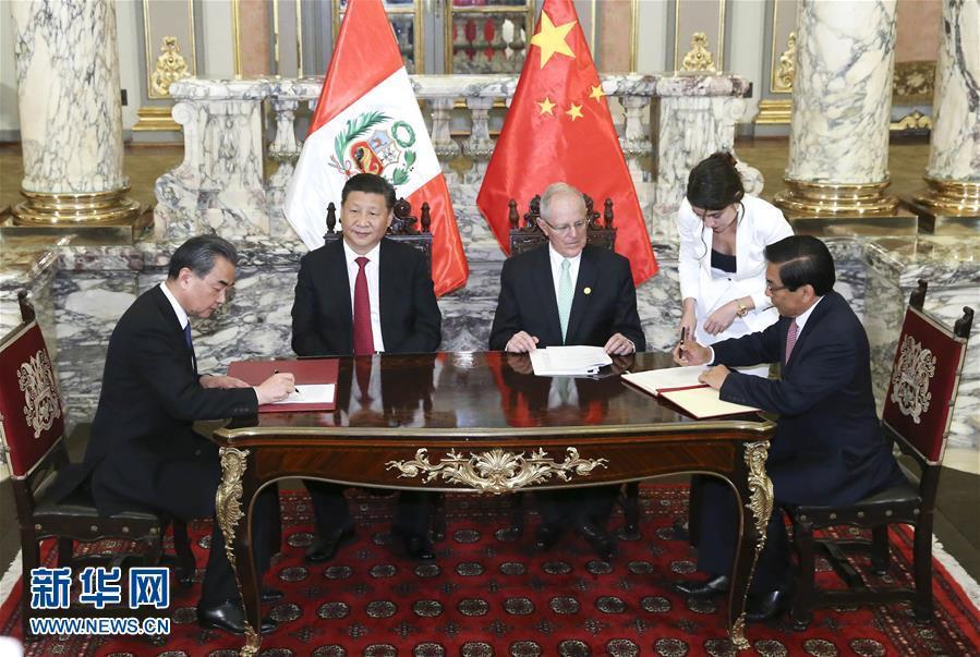 11月21日，國(guó)家主席習(xí)近平在利馬同秘魯總統(tǒng)庫(kù)琴斯基舉行會(huì)談。會(huì)談后，兩國(guó)元首見證《中華人民共和國(guó)政府與秘魯共和國(guó)政府2016年至2021年共同行動(dòng)計(jì)劃》等文件的簽署。新華社記者 龐興雷 攝