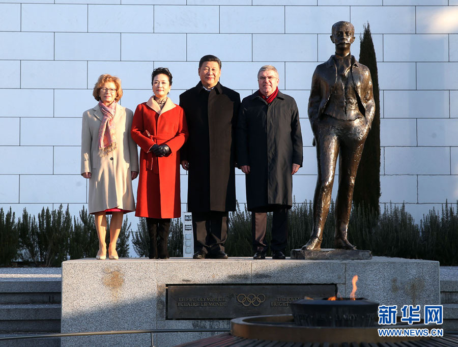 1月18日，國家主席習(xí)近平在瑞士洛桑國際奧林匹克博物館會見國際奧林匹克委員會主席巴赫。這是習(xí)近平和夫人彭麗媛與巴赫夫婦在現(xiàn)代奧林匹克運動發(fā)起人顧拜旦雕像前合影。新華社記者 姚大偉 攝