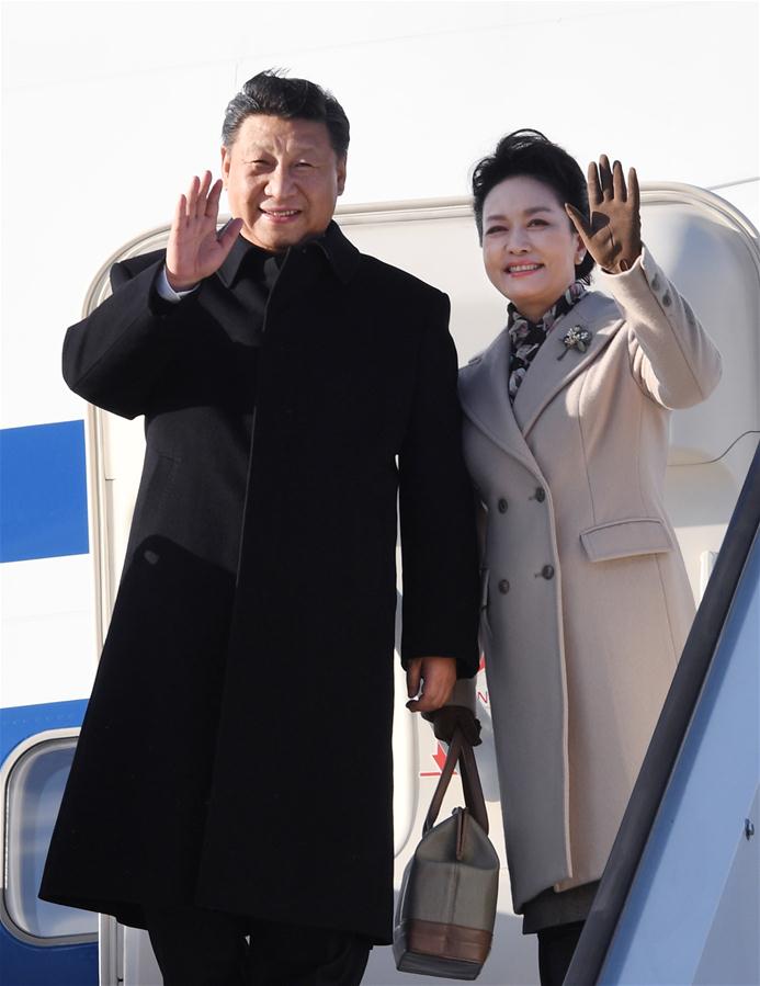 4月4日,國(guó)家主席習(xí)近平乘專機(jī)抵達(dá)赫爾辛基,開始對(duì)芬蘭共和國(guó)進(jìn)行國(guó)事訪問。這是習(xí)近平和夫人彭麗媛步出艙門。 新華社記者 饒愛民 攝 4月4日,國(guó)家主席習(xí)近平乘專機(jī)抵達(dá)赫爾辛基,開始對(duì)芬蘭共和國(guó)進(jìn)行國(guó)事訪問。這是習(xí)近平和夫人彭麗媛步出艙門。 新華社記者 饒愛民 攝
