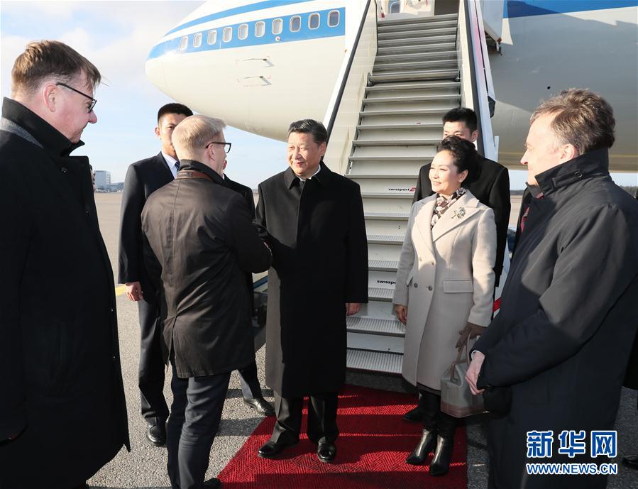 4月4日，國(guó)家主席習(xí)近平乘專機(jī)抵達(dá)赫爾辛基，開始對(duì)芬蘭共和國(guó)進(jìn)行國(guó)事訪問。這是芬蘭政府代表、農(nóng)業(yè)與環(huán)境部長(zhǎng)蒂利凱寧等在舷梯旁熱情迎接習(xí)近平和夫人彭麗媛。新華社記者 蘭紅光 攝 
