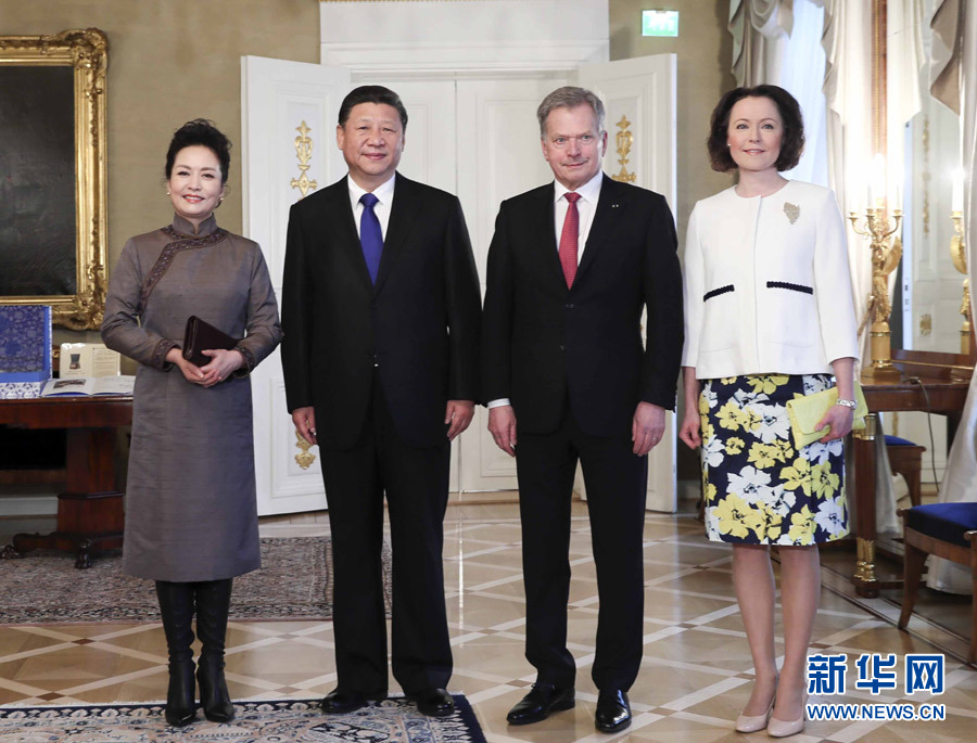 4月5日，國(guó)家主席習(xí)近平在赫爾辛基同芬蘭總統(tǒng)尼尼斯托舉行會(huì)談。會(huì)談前，習(xí)近平出席尼尼斯托在總統(tǒng)府庭院舉行的隆重歡迎儀式。這是歡迎儀式后，習(xí)近平和夫人彭麗媛同尼尼斯托和夫人豪吉?dú)W合影留念。新華社記者 蘭紅光 攝