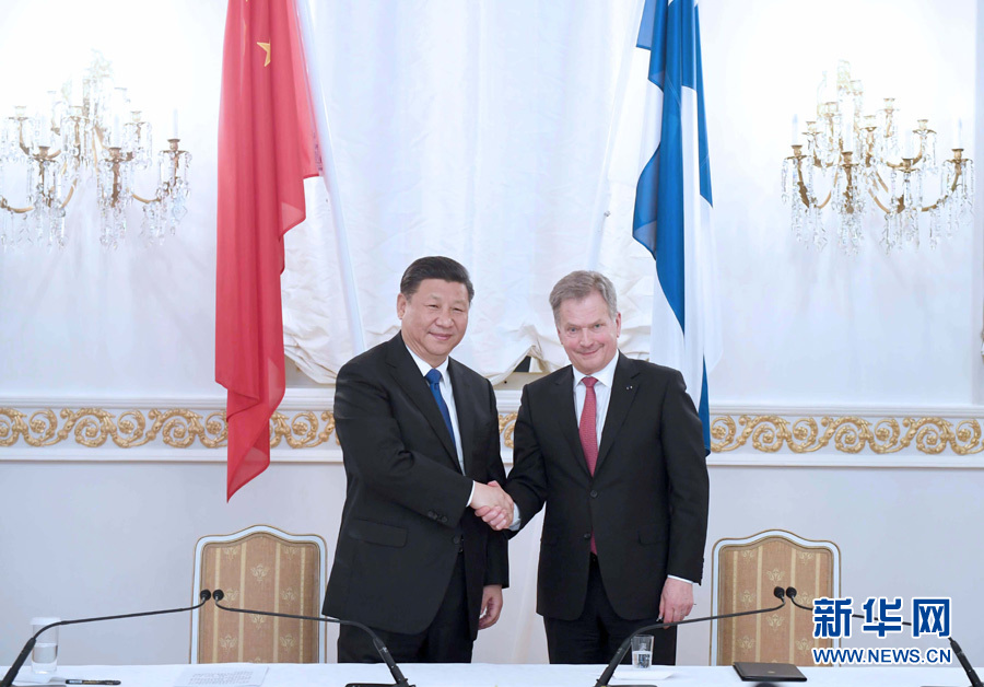 4月5日，國(guó)家主席習(xí)近平在赫爾辛基同芬蘭總統(tǒng)尼尼斯托舉行會(huì)談。這是會(huì)談后，兩國(guó)元首共同會(huì)見(jiàn)記者。 新華社記者 張鐸 攝 