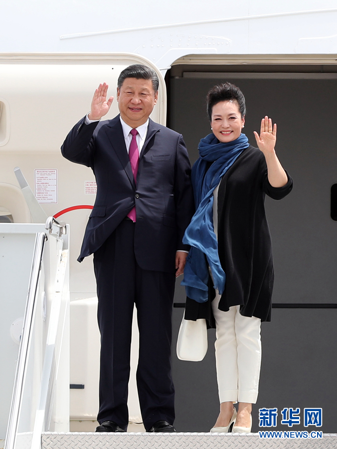 4月6日，國家主席習近平乘專機抵達美國佛羅里達州，將在海湖莊園同美國總統特朗普舉行中美元首會晤。這是習近平和夫人彭麗媛步出機艙。新華社記者 劉衛兵 攝 