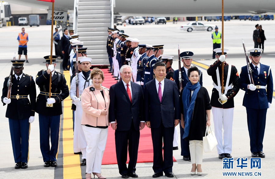 4月6日，國家主席習近平乘專機抵達美國佛羅里達州，將在海湖莊園同美國總統特朗普舉行中美元首會晤。習近平和夫人彭麗媛受到美國國務卿蒂勒森夫婦等熱情迎接。新華社記者 吳曉凌 攝