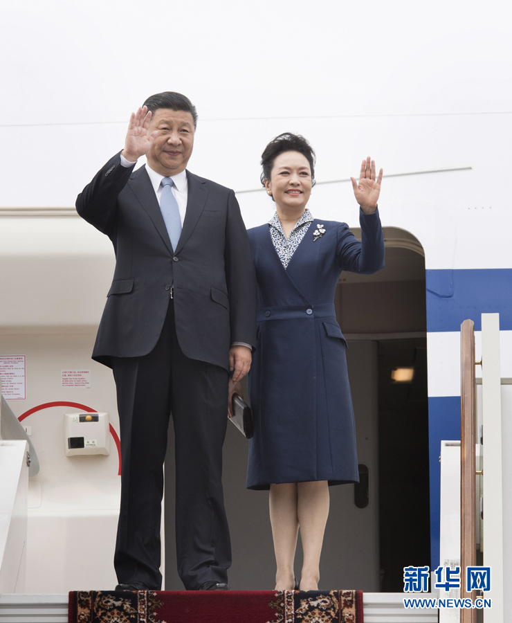 7月3日，國(guó)家主席習(xí)近平乘專機(jī)抵達(dá)莫斯科，開(kāi)始對(duì)俄羅斯聯(lián)邦進(jìn)行國(guó)事訪問(wèn)。這是習(xí)近平和夫人彭麗媛步出艙門。 新華社記者 李學(xué)仁 攝