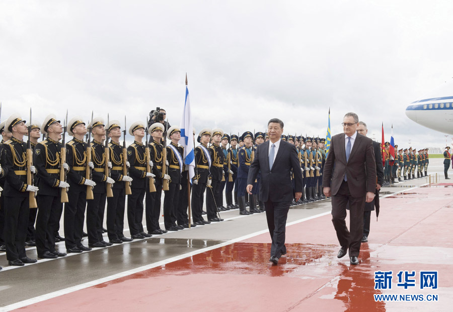 7月3日，國(guó)家主席習(xí)近平乘專機(jī)抵達(dá)莫斯科，開(kāi)始對(duì)俄羅斯聯(lián)邦進(jìn)行國(guó)事訪問(wèn)。這是習(xí)近平出席機(jī)場(chǎng)歡迎儀式。 新華社記者 李學(xué)仁 攝